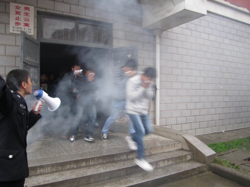 发生“火情”，及时疏散