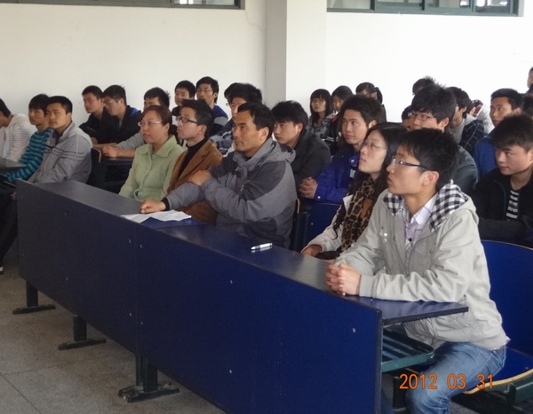 参加仪式的老师和同学